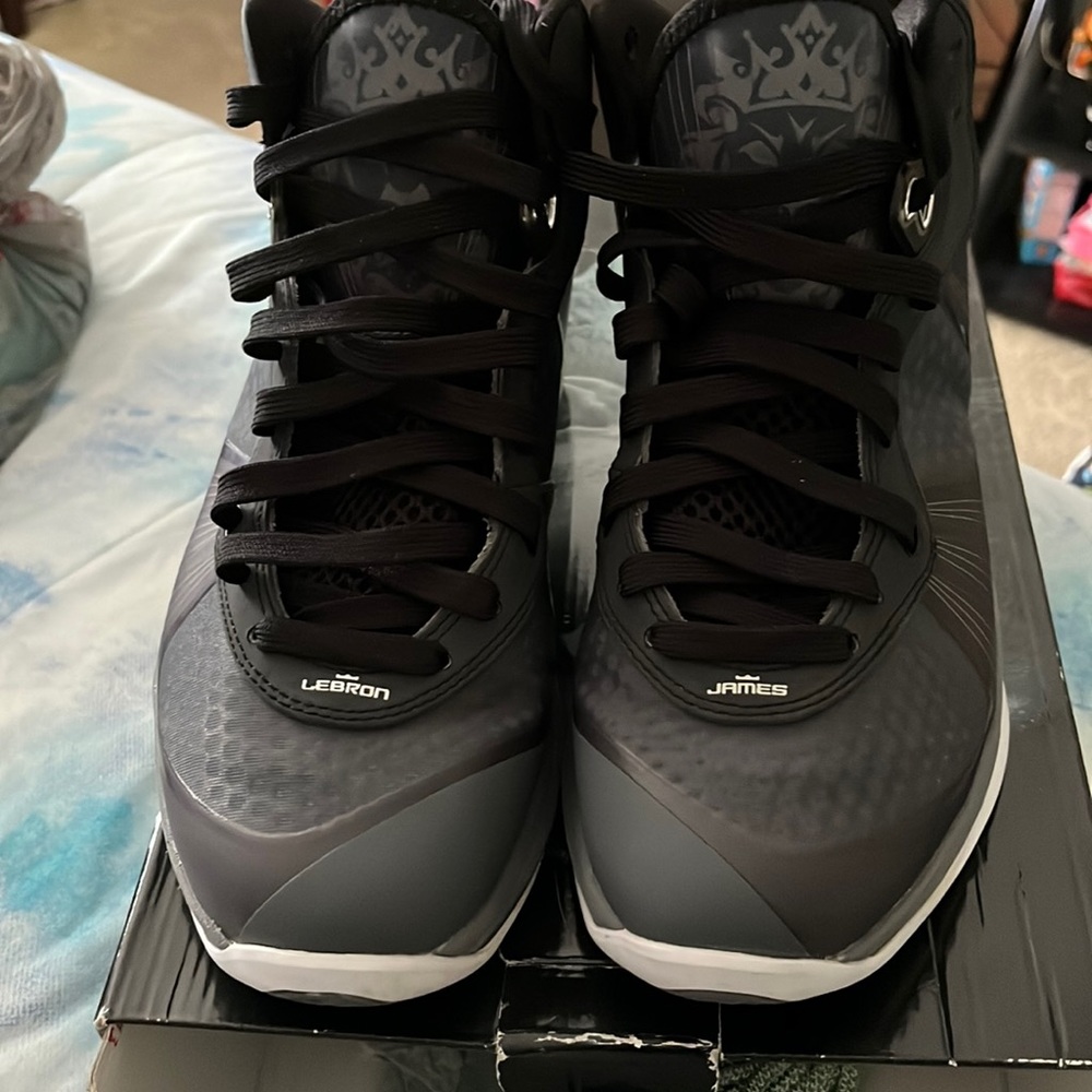 Lebron V/2 size 8-stock #429676 002 new w/box